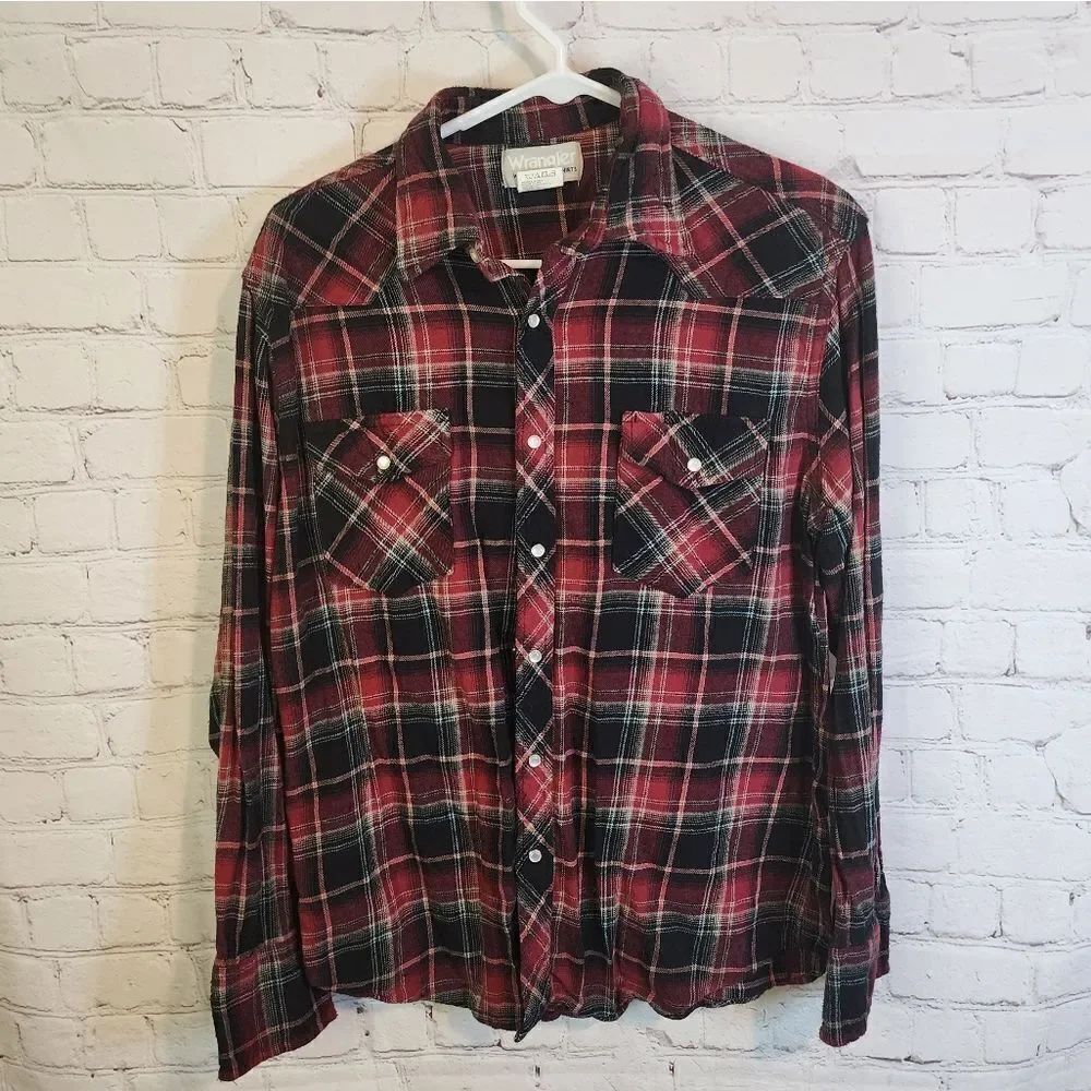 Men's Wrangler longsleeve pearl snapped shirt, size Large